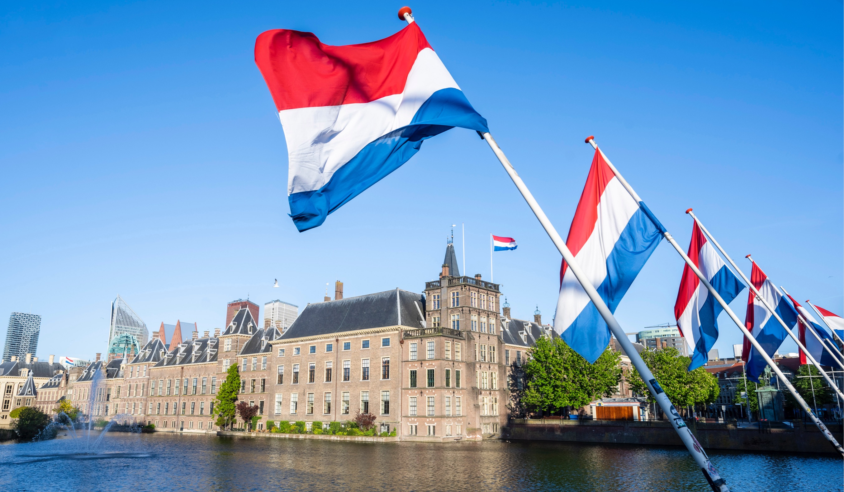 Binnenhof met Nederlandse vlaggen